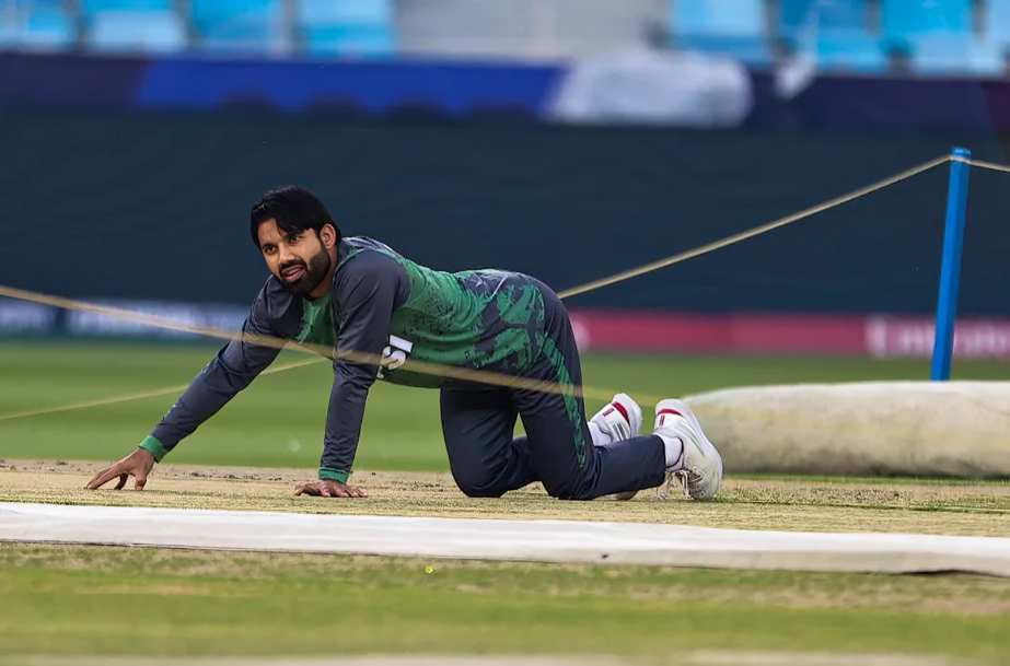 অস্ট্রেলিয়ার বিশ্বকাপজয়ী খেলোয়াড় মোহাম্মদ রিজওয়ানের ইংরেজি নিয়ে ব্যঙ্গ করার জন্য ‘করুণ’ ও ‘অপেশাদার’ বলা হলো।