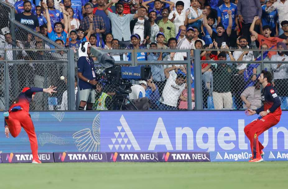 RCB Stars Phil Salt and Tim David Combine Brilliantly for a Game-Changing Catch Against MI